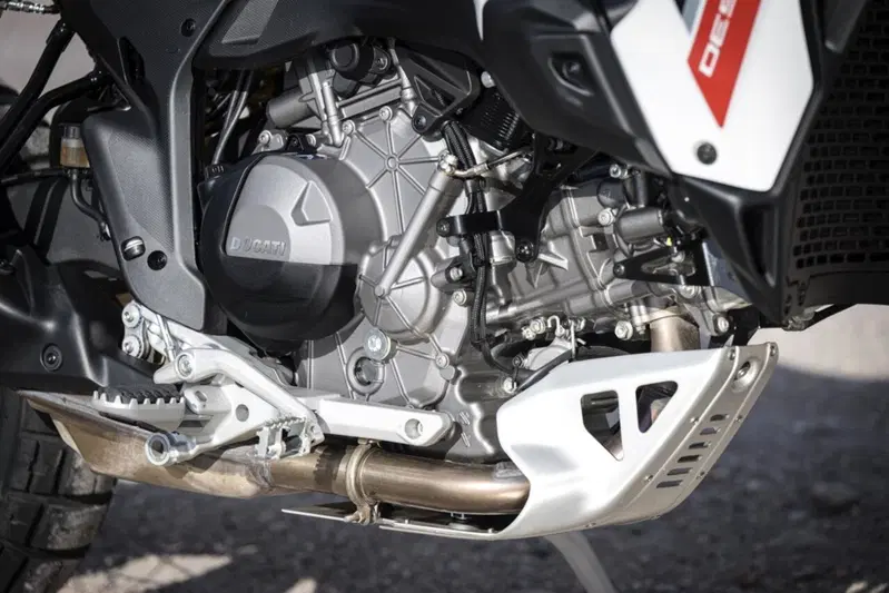 Il nuovo V2 senza desmo ma... chissenefrega se manca il desmo, va da paura lo stesso. E pesa meno!