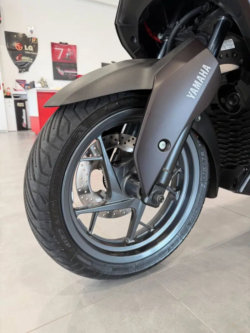 Yamaha X-Max 300 Tech Max (2025 - 26) (12)