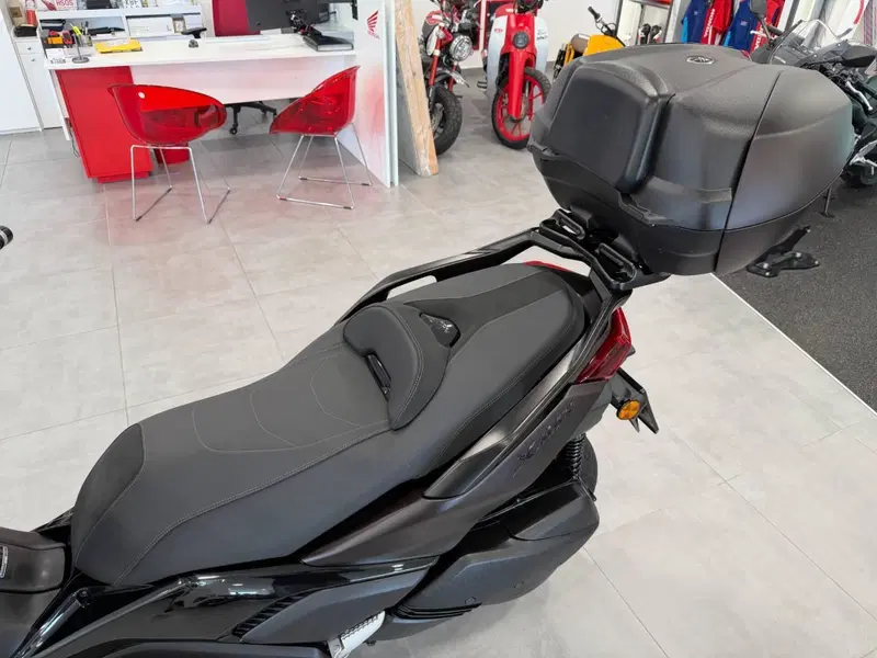 Yamaha X-Max 300 Tech Max (2025 - 26) (11)
