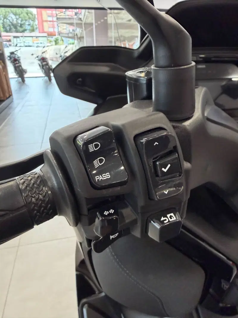 Yamaha X-Max 300 Tech Max (2025 - 26) (10)