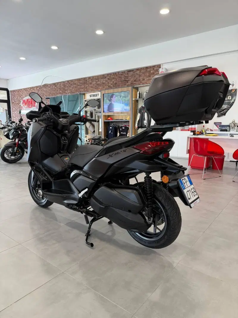 Yamaha X-Max 300 Tech Max (2025 - 26) (4)