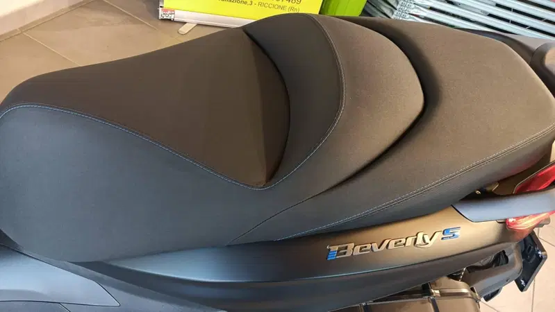 Piaggio Beverly 400 S (2025 - 26) (8)