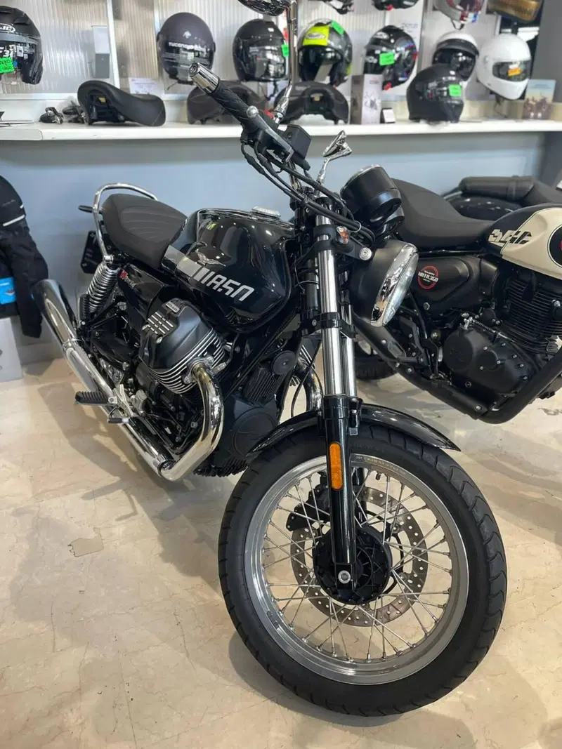 Moto Guzzi V7 Special (2021 - 24) (2)