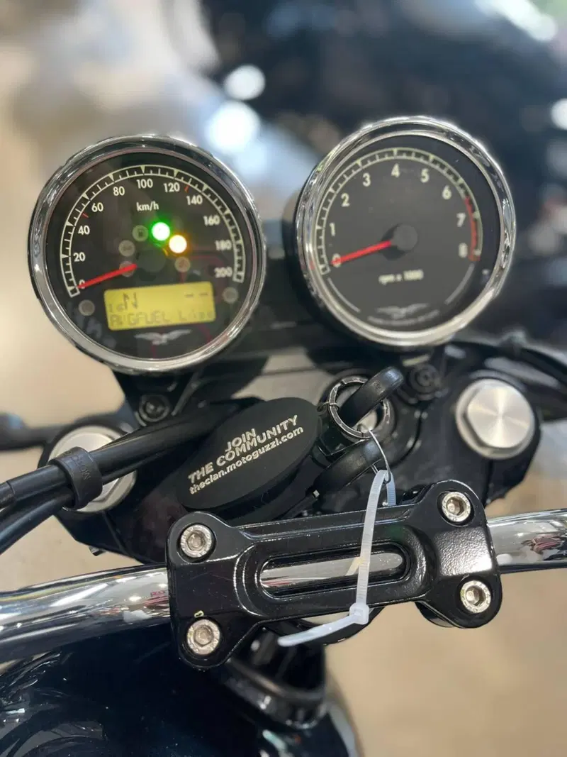 Moto Guzzi V7 Special (2021 - 24) (3)
