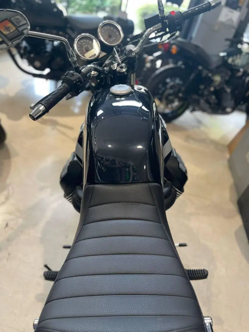 Moto Guzzi V7 Special (2021 - 24) (6)