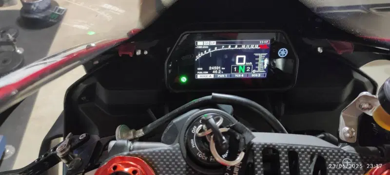 Yamaha YZF R1 (2015 - 16) (7)