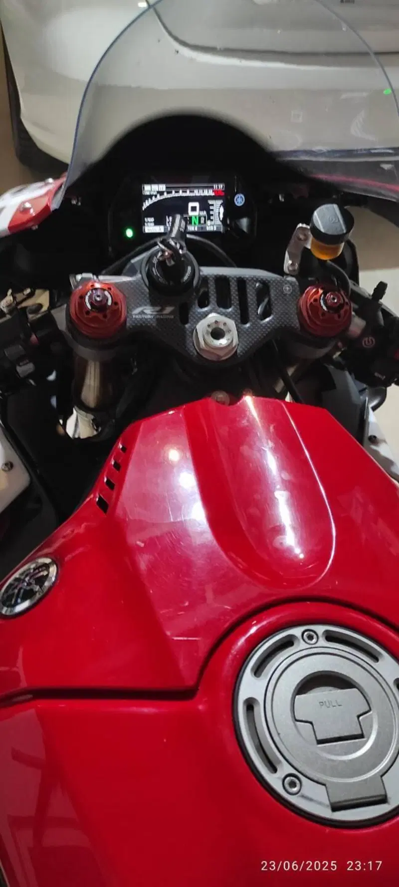 Yamaha YZF R1 (2015 - 16) (11)