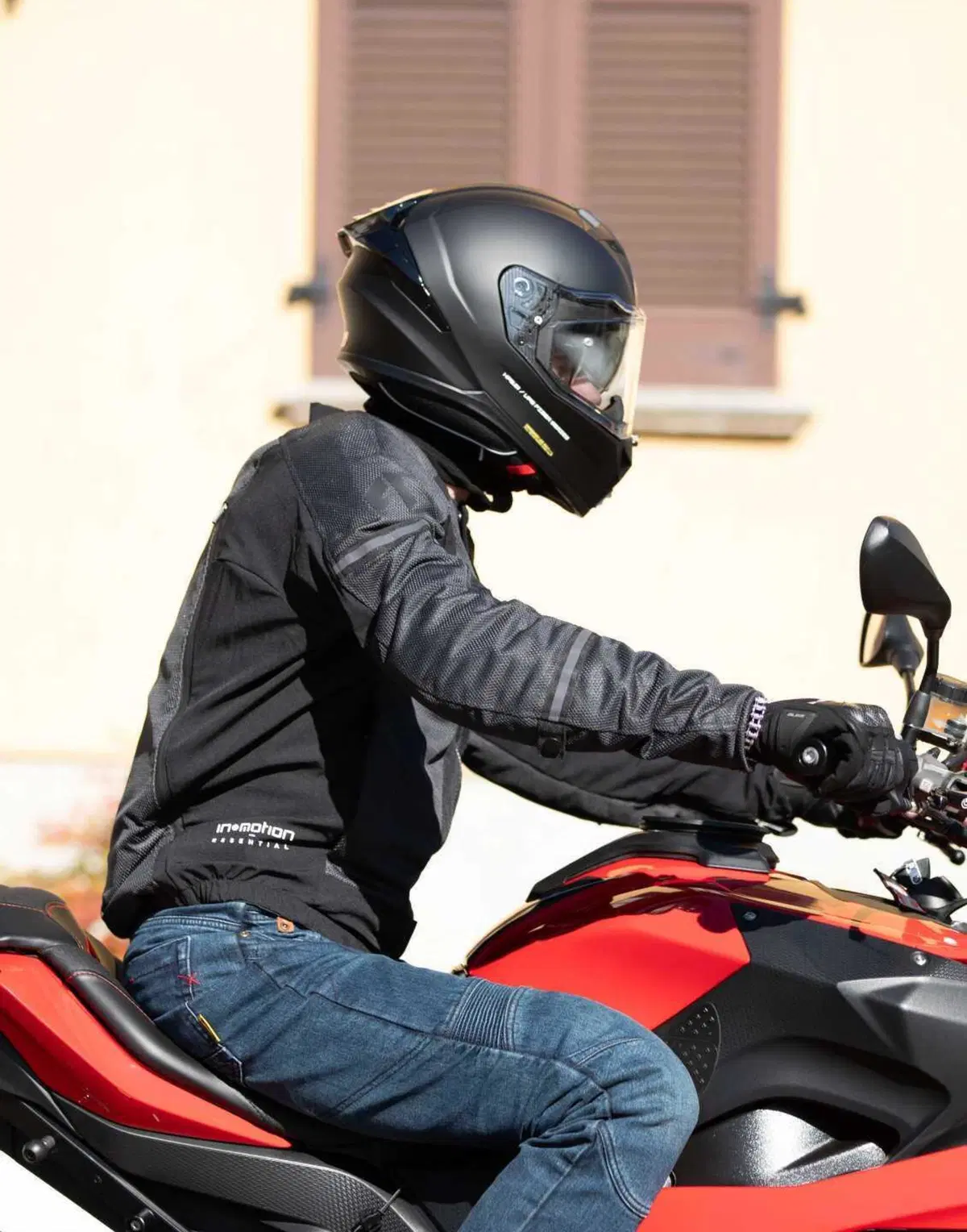 Sicurezza in moto: da Wheelup Alike ACS Core GT, con airbag integrato (3)