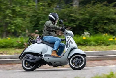 Vespa elettrica senza comprarne una nuova? Abbiamo guidato il kit retrofit di Newtron