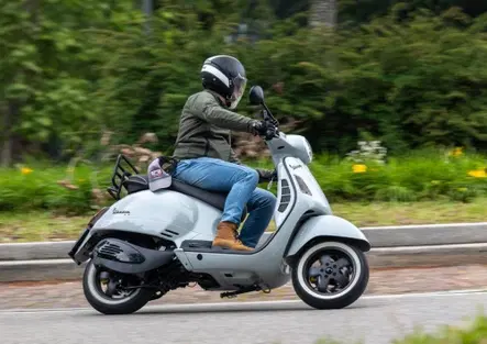 Vespa elettrica senza comprarne una nuova? Abbiamo guidato il kit retrofit di Newtron