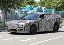 Ferrari elettrica: il prototipo camuffato continua i test su strada, il debutto sempre più vicino  
