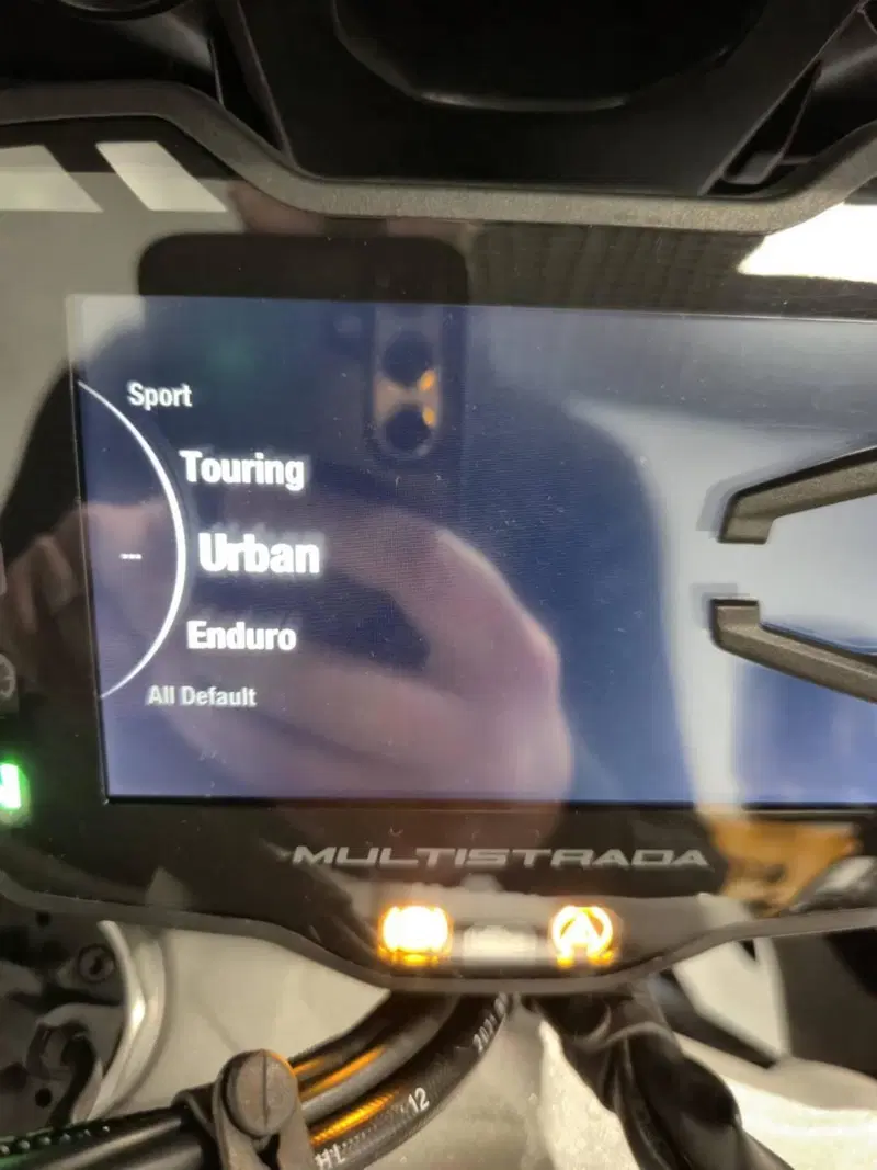 Ducati Multistrada V2 S (2022 - 24) (15)