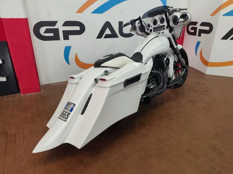 Harley-Davidson 1690 Street Glide (2011 - 13) - FLHX (2)