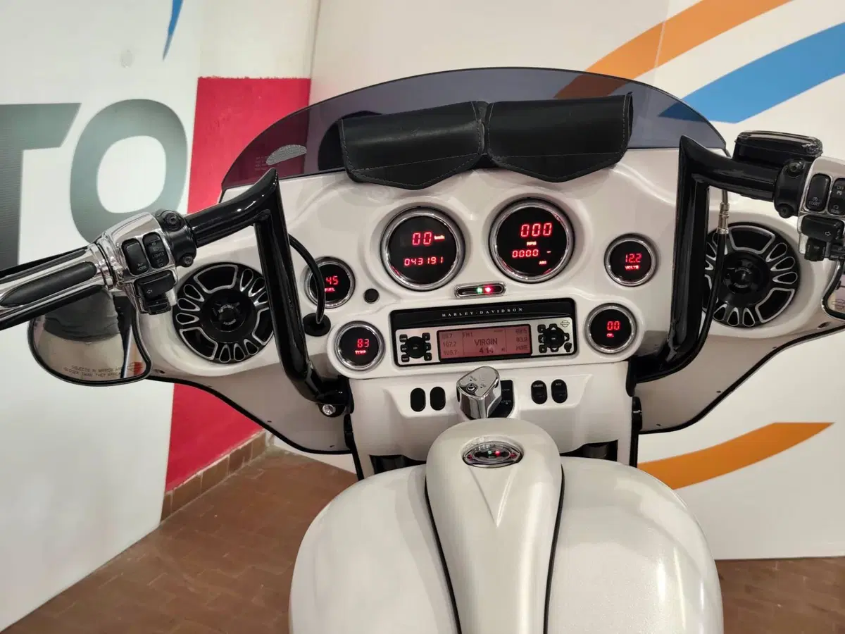 Harley-Davidson 1690 Street Glide (2011 - 13) - FLHX (6)