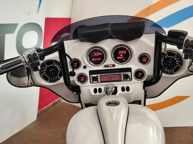 Harley-Davidson 1690 Street Glide (2011 - 13) - FLHX (6)