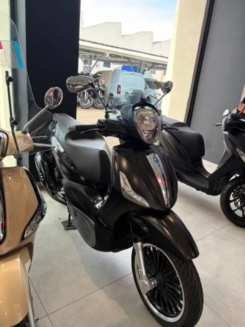 Piaggio Beverly 300 i.e. Police ABS-ASR (2017 - 20) (2)