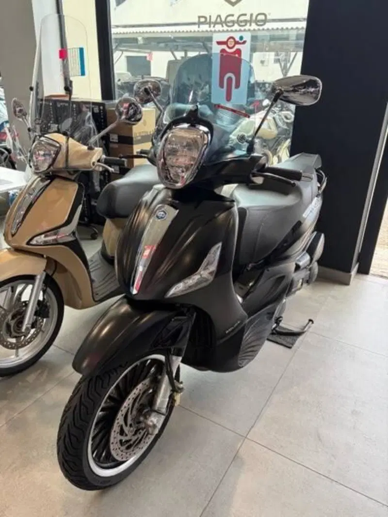 Piaggio Beverly 300 i.e. Police ABS-ASR (2017 - 20) (3)
