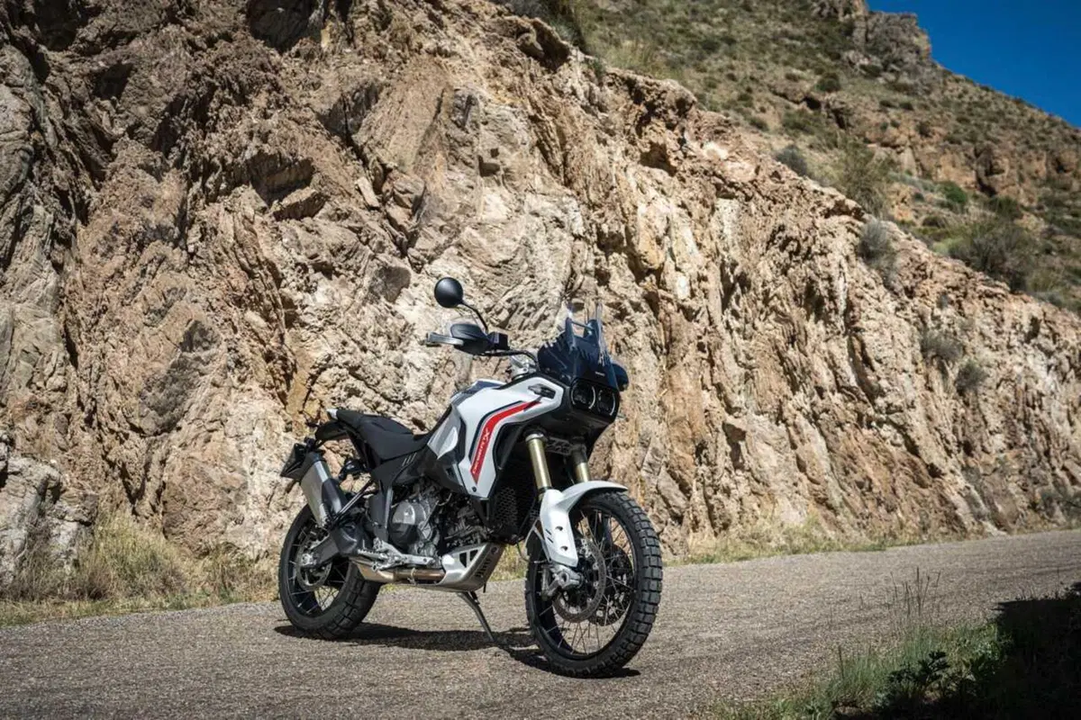 TEST Ducati DesertX 2026: esagerata su qualsiasi fondo. Caratteristiche e prezzo ma, soprattutto, come va, in strada e in offroad [VIDEO]