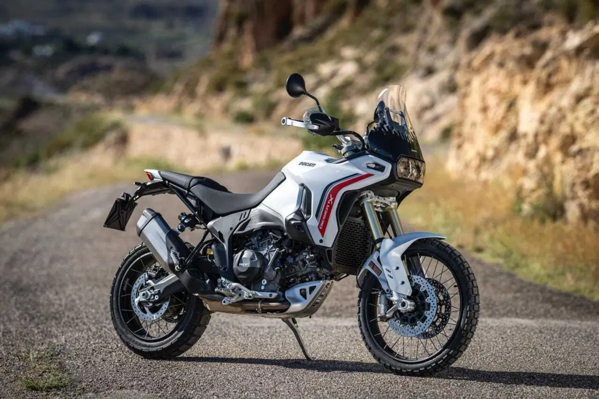 TEST Ducati DesertX 2026: esagerata su qualsiasi fondo. Caratteristiche e prezzo ma, soprattutto, come va, in strada e in offroad [VIDEO] (2)