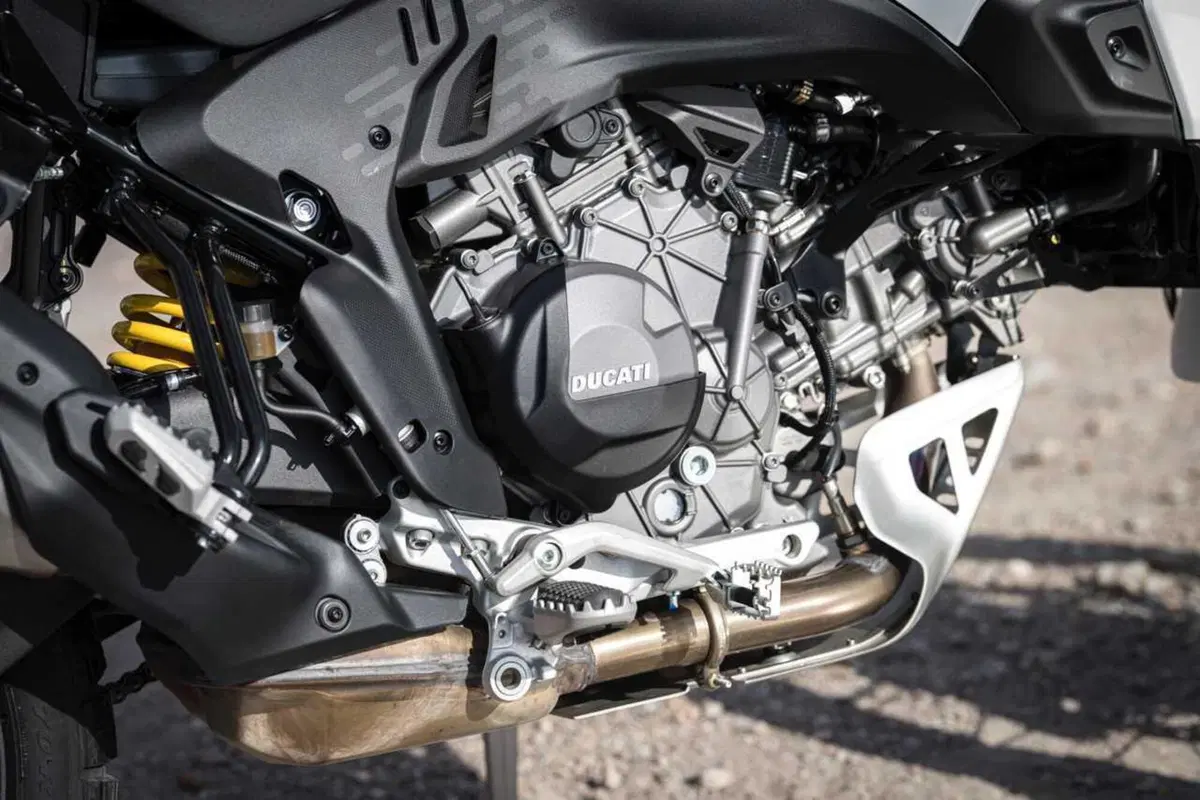 TEST Ducati DesertX 2026: esagerata su qualsiasi fondo. Caratteristiche e prezzo ma, soprattutto, come va, in strada e in offroad [VIDEO] (4)