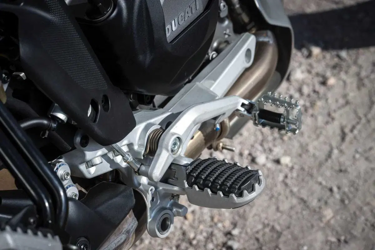 TEST Ducati DesertX 2026: esagerata su qualsiasi fondo. Caratteristiche e prezzo ma, soprattutto, come va, in strada e in offroad [VIDEO] (6)