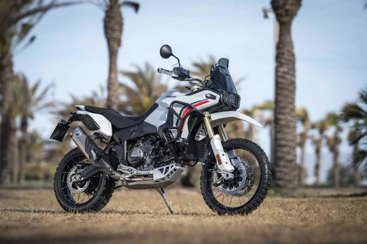 TEST Ducati DesertX 2026: esagerata su qualsiasi fondo. Caratteristiche e prezzo ma, soprattutto, come va, in strada e in offroad [VIDEO] (9)