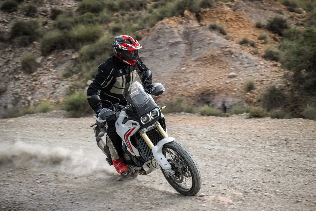 TEST Ducati DesertX 2026: esagerata su qualsiasi fondo. Caratteristiche e prezzo ma, soprattutto, come va, in strada e in offroad [VIDEO]