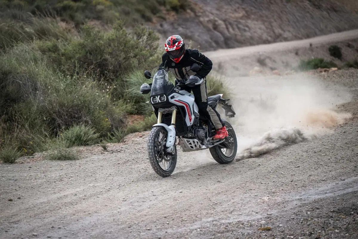 TEST Ducati DesertX 2026: esagerata su qualsiasi fondo. Caratteristiche e prezzo ma, soprattutto, come va, in strada e in offroad [VIDEO] (2)