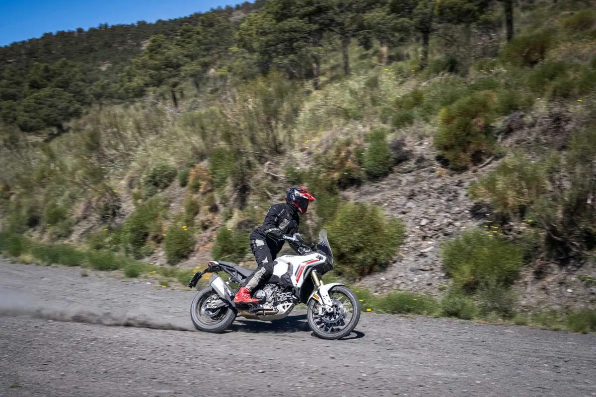 TEST Ducati DesertX 2026: esagerata su qualsiasi fondo. Caratteristiche e prezzo ma, soprattutto, come va, in strada e in offroad [VIDEO] (3)