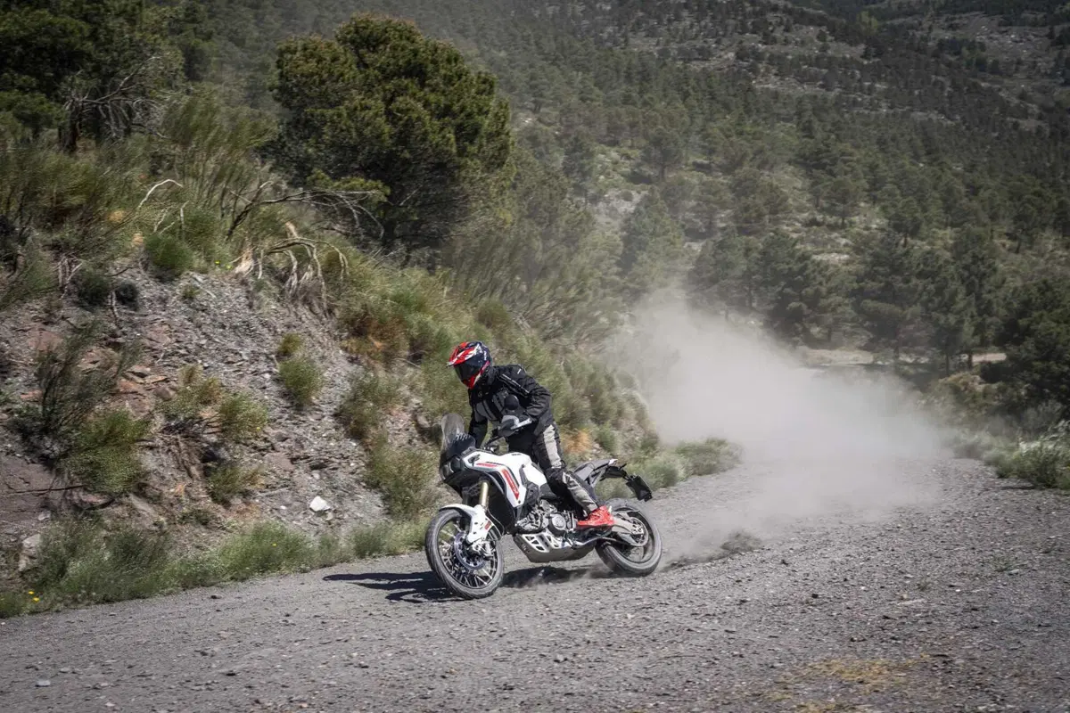 TEST Ducati DesertX 2026: esagerata su qualsiasi fondo. Caratteristiche e prezzo ma, soprattutto, come va, in strada e in offroad [VIDEO] (4)