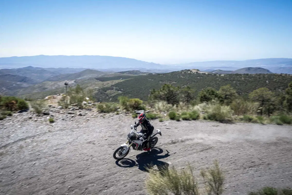 TEST Ducati DesertX 2026: esagerata su qualsiasi fondo. Caratteristiche e prezzo ma, soprattutto, come va, in strada e in offroad [VIDEO] (5)