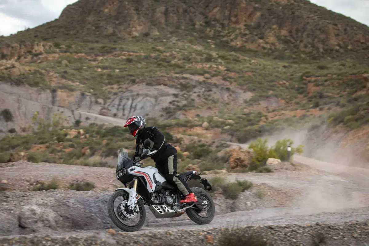 TEST Ducati DesertX 2026: esagerata su qualsiasi fondo. Caratteristiche e prezzo ma, soprattutto, come va, in strada e in offroad [VIDEO] (6)