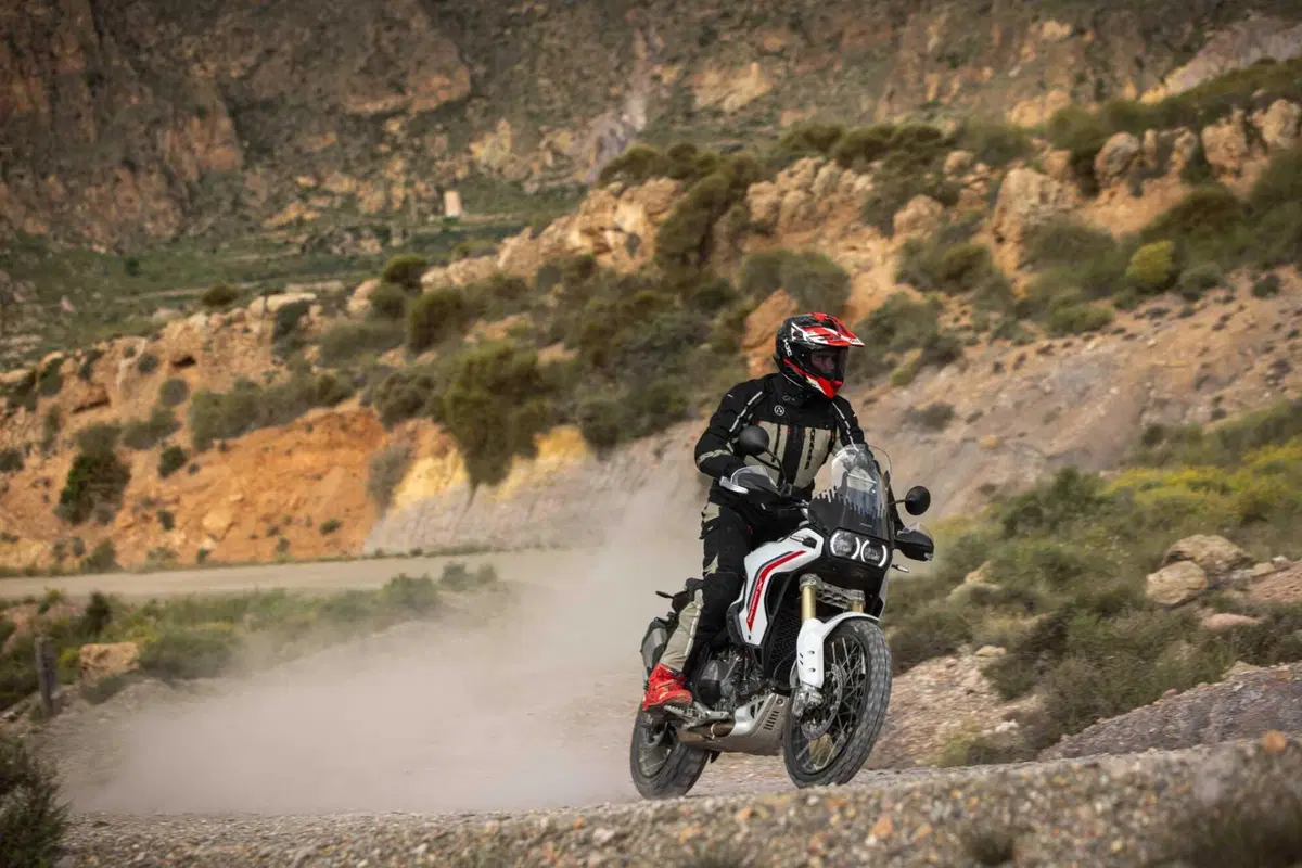 TEST Ducati DesertX 2026: esagerata su qualsiasi fondo. Caratteristiche e prezzo ma, soprattutto, come va, in strada e in offroad [VIDEO] (7)