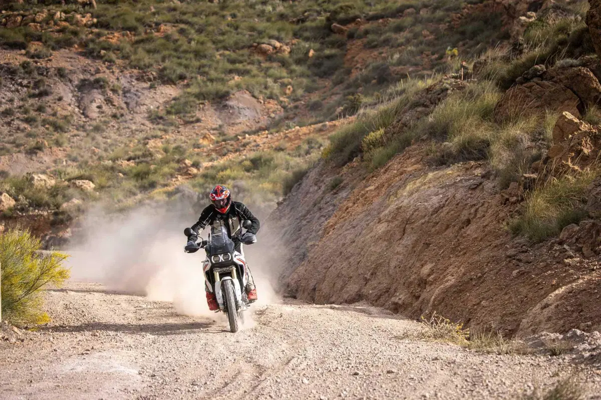 TEST Ducati DesertX 2026: esagerata su qualsiasi fondo. Caratteristiche e prezzo ma, soprattutto, come va, in strada e in offroad [VIDEO] (8)