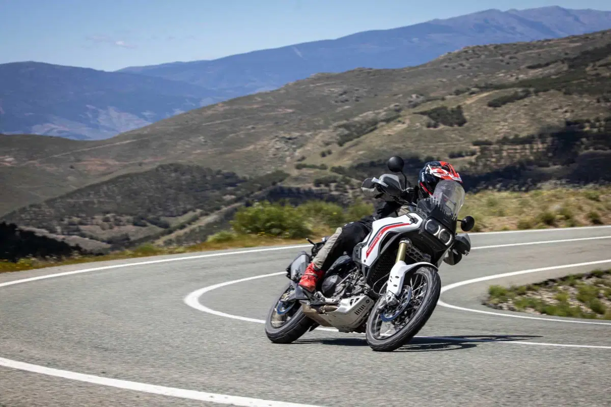 TEST Ducati DesertX 2026: esagerata su qualsiasi fondo. Caratteristiche e prezzo ma, soprattutto, come va, in strada e in offroad [VIDEO] (9)