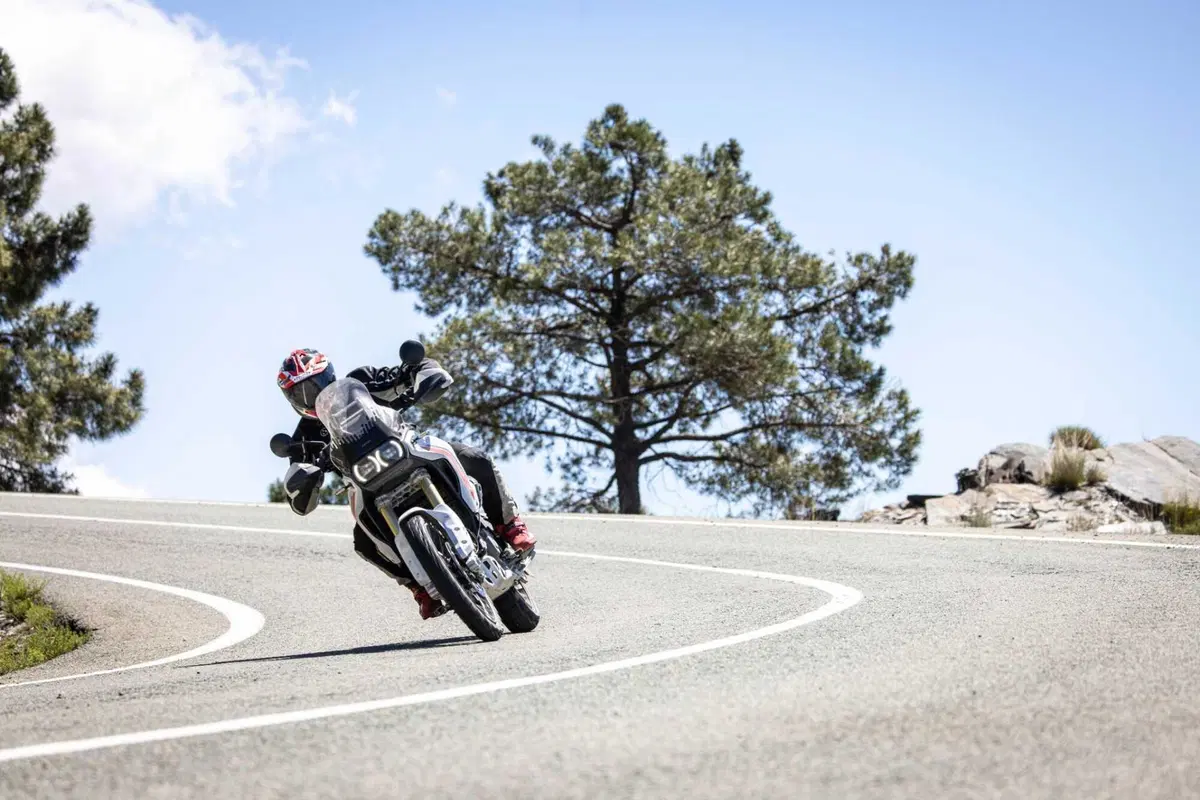 TEST Ducati DesertX 2026: esagerata su qualsiasi fondo. Caratteristiche e prezzo ma, soprattutto, come va, in strada e in offroad [VIDEO] (10)