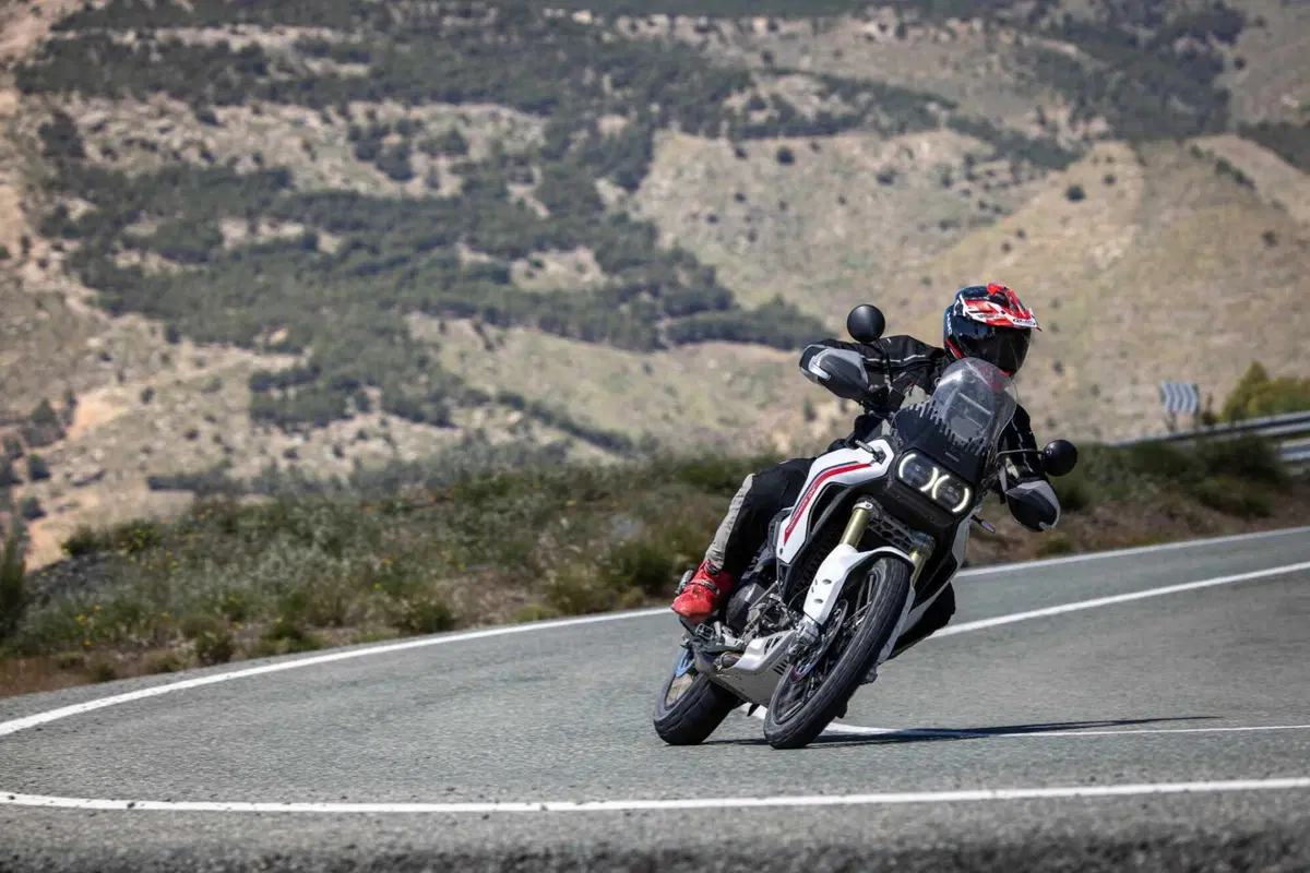 TEST Ducati DesertX 2026: esagerata su qualsiasi fondo. Caratteristiche e prezzo ma, soprattutto, come va, in strada e in offroad [VIDEO] (11)