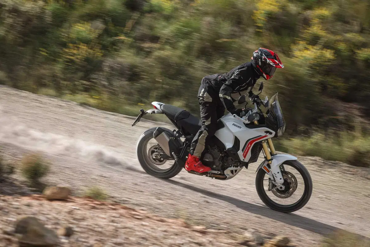 TEST Ducati DesertX 2026: esagerata su qualsiasi fondo. Caratteristiche e prezzo ma, soprattutto, come va, in strada e in offroad [VIDEO] (12)