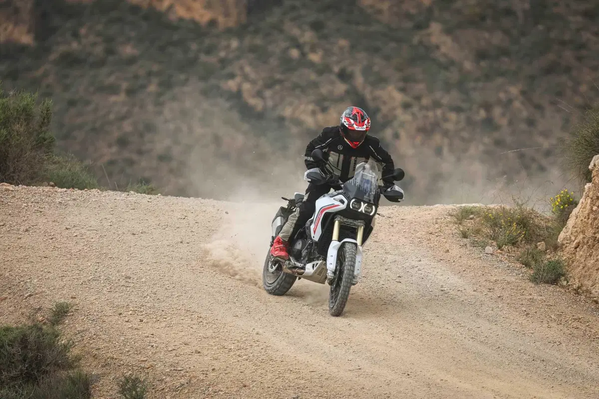 TEST Ducati DesertX 2026: esagerata su qualsiasi fondo. Caratteristiche e prezzo ma, soprattutto, come va, in strada e in offroad [VIDEO] (13)