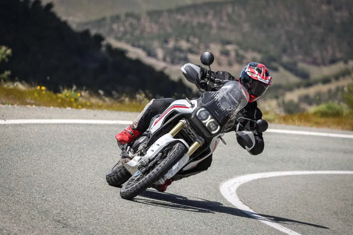 TEST Ducati DesertX 2026: esagerata su qualsiasi fondo. Caratteristiche e prezzo ma, soprattutto, come va, in strada e in offroad [VIDEO] (14)