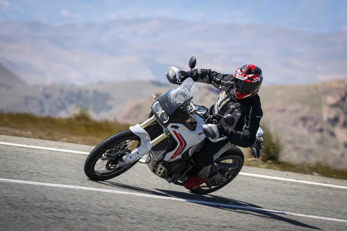 TEST Ducati DesertX 2026: esagerata su qualsiasi fondo. Caratteristiche e prezzo ma, soprattutto, come va, in strada e in offroad [VIDEO] (15)