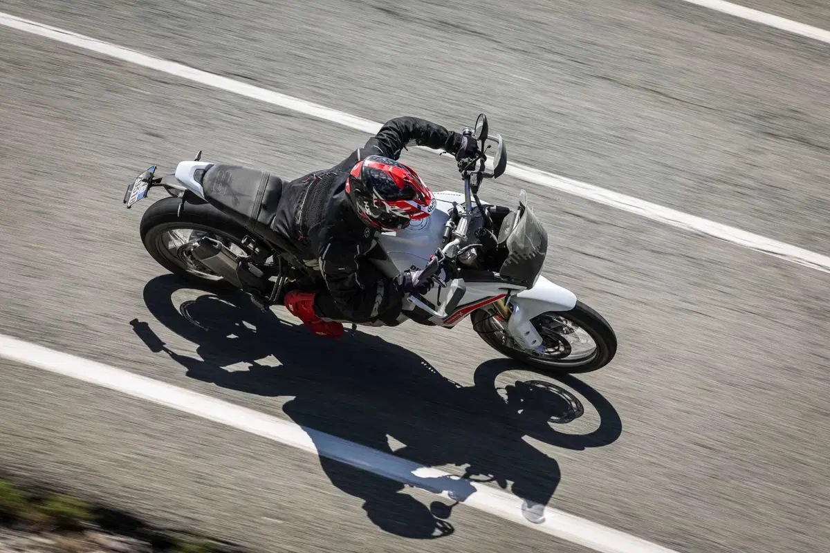 TEST Ducati DesertX 2026: esagerata su qualsiasi fondo. Caratteristiche e prezzo ma, soprattutto, come va, in strada e in offroad [VIDEO] (16)