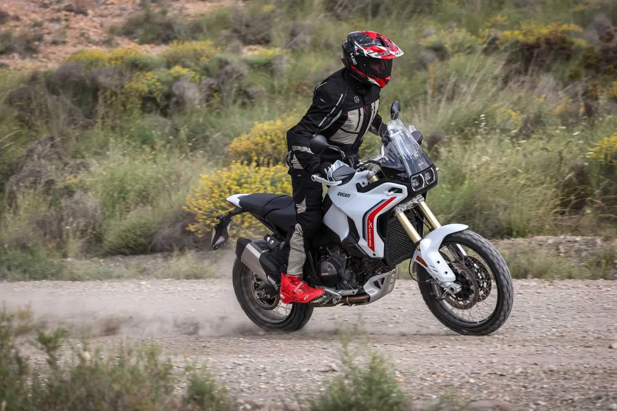TEST Ducati DesertX 2026: esagerata su qualsiasi fondo. Caratteristiche e prezzo ma, soprattutto, come va, in strada e in offroad [VIDEO] (17)