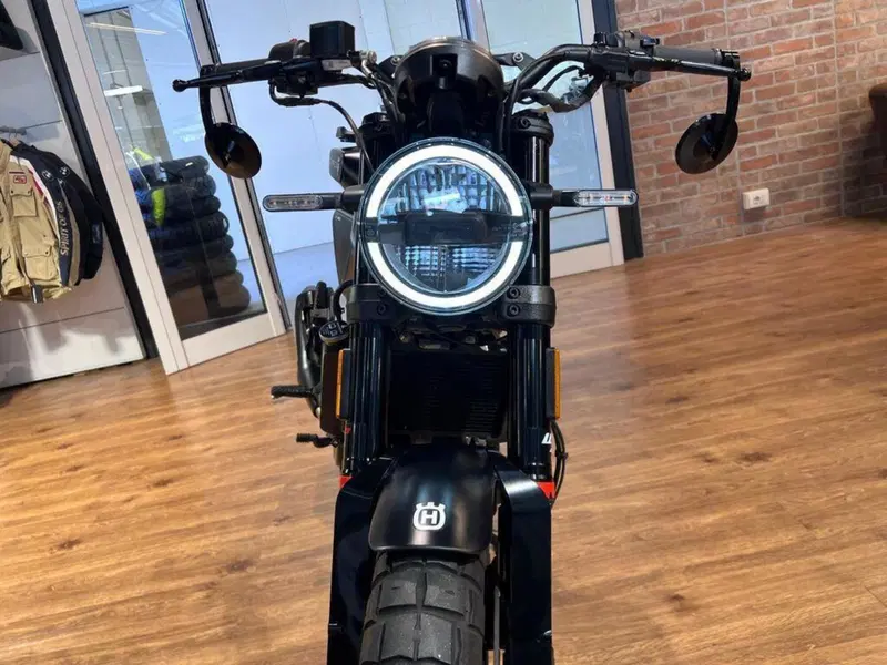 Husqvarna Svartpilen 125 (2021 - 23) (9)