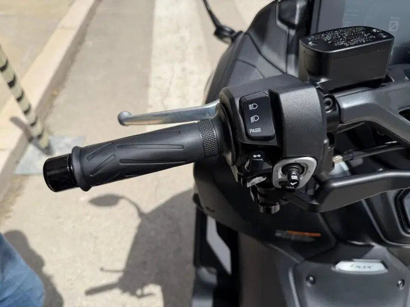 Yamaha T-Max 560 (2022 - 24) (8)
