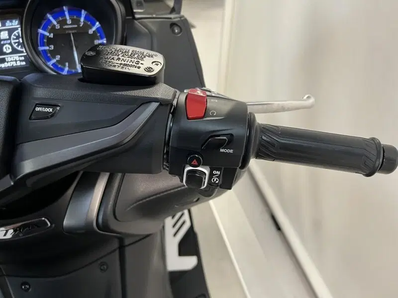 Yamaha T-Max 560 Tech Max (2021) (8)