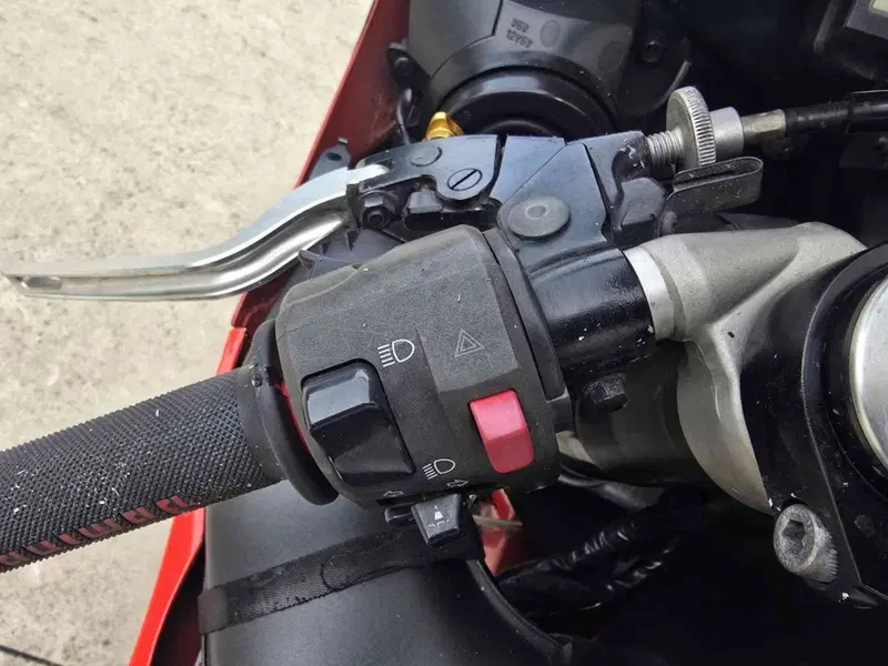Yamaha YZF R1 (2007 - 08) (7)