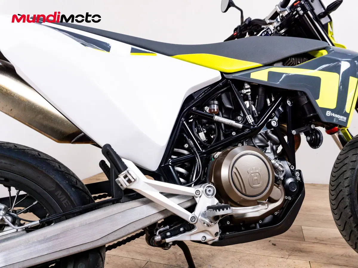 Husqvarna 701 Supermoto (2022) (4)