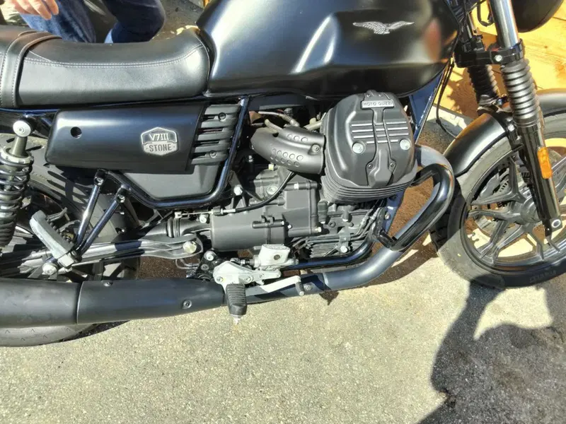 Moto Guzzi V7 III Stone Night Pack (2019 - 20) (10)