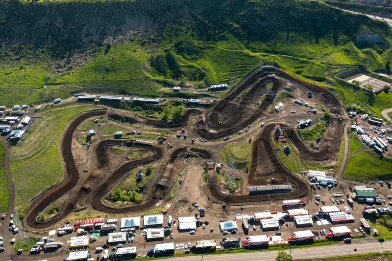 Salite e discese da quarta piena... this is USA motocross